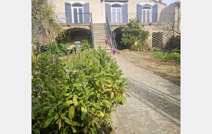 Maison de village   MONTPEYROUX  129 m2 1 100 € 
